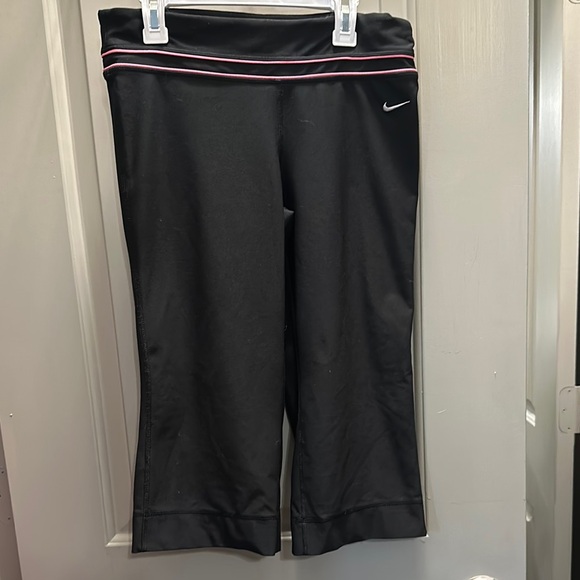 Nike Dri-Fit Size S Black Capris EUC - Picture 1 of 7